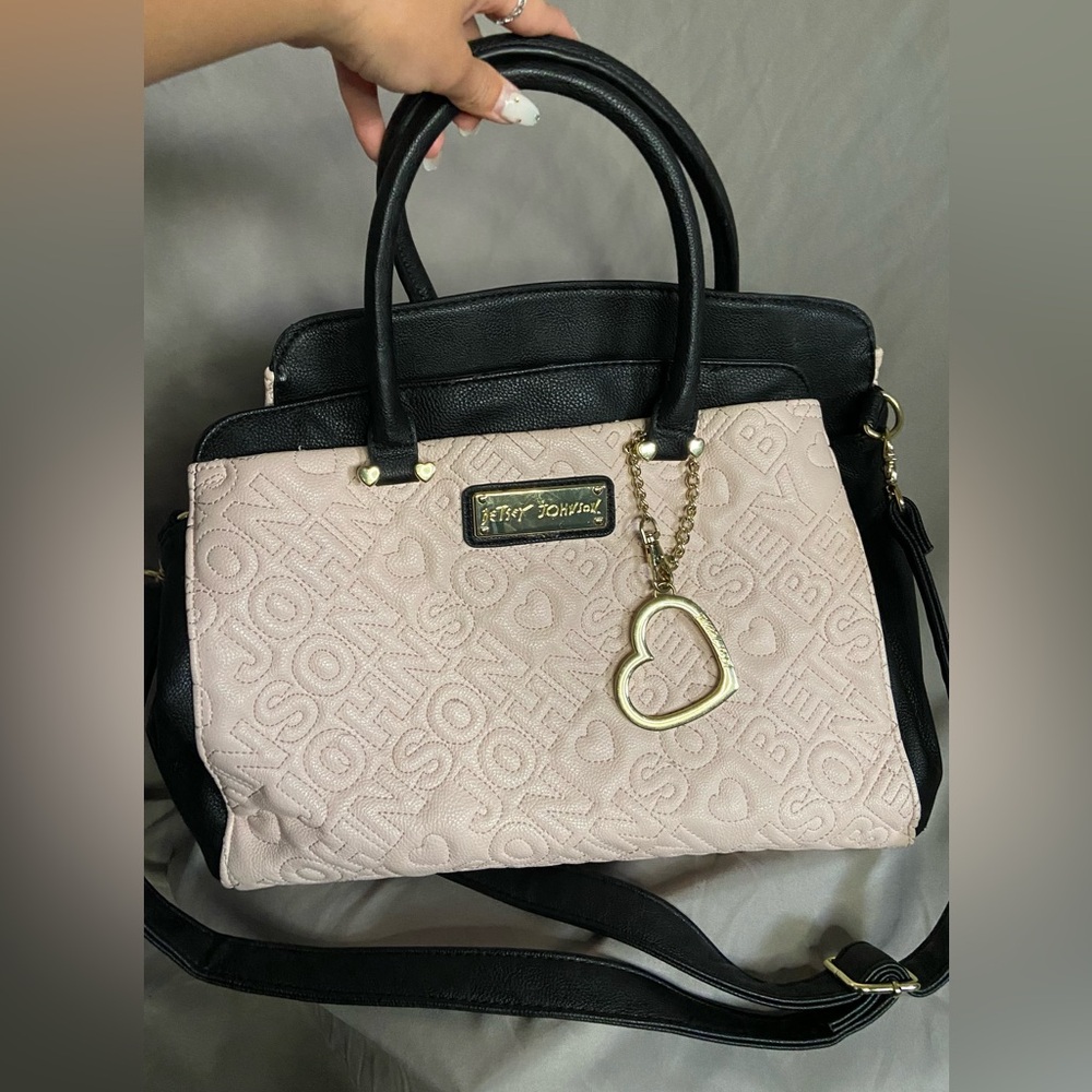 Stunning betsey johnson bag

So many pockets and so much style.